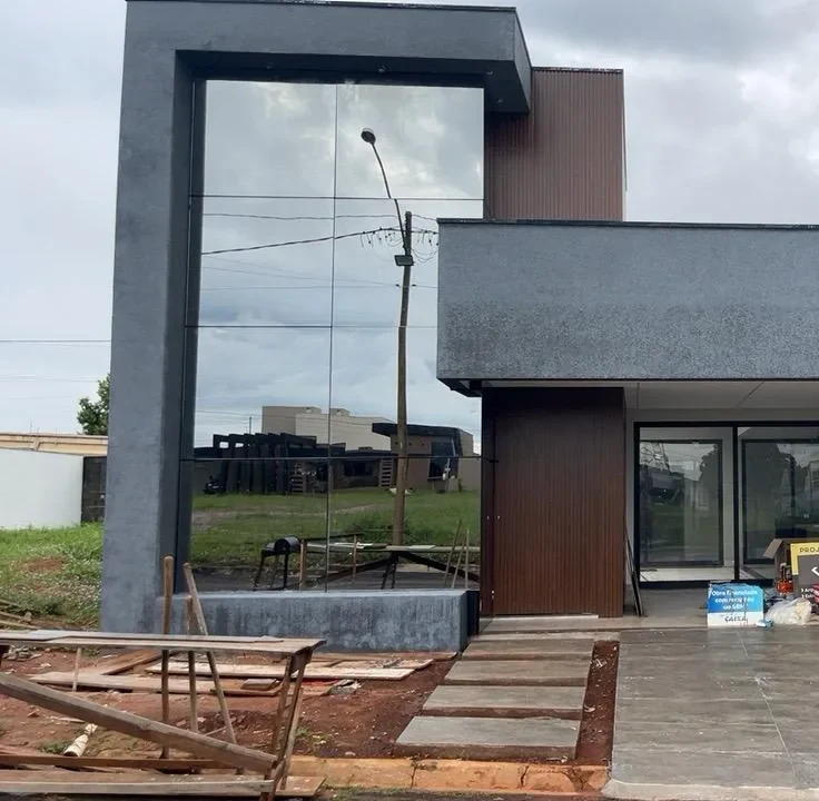 Fachada em execução com a placa de projeto e execução da JBS