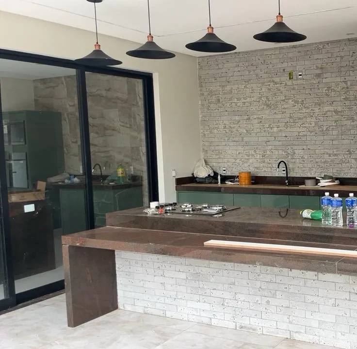 Espaço gourmet com bancada e lareira